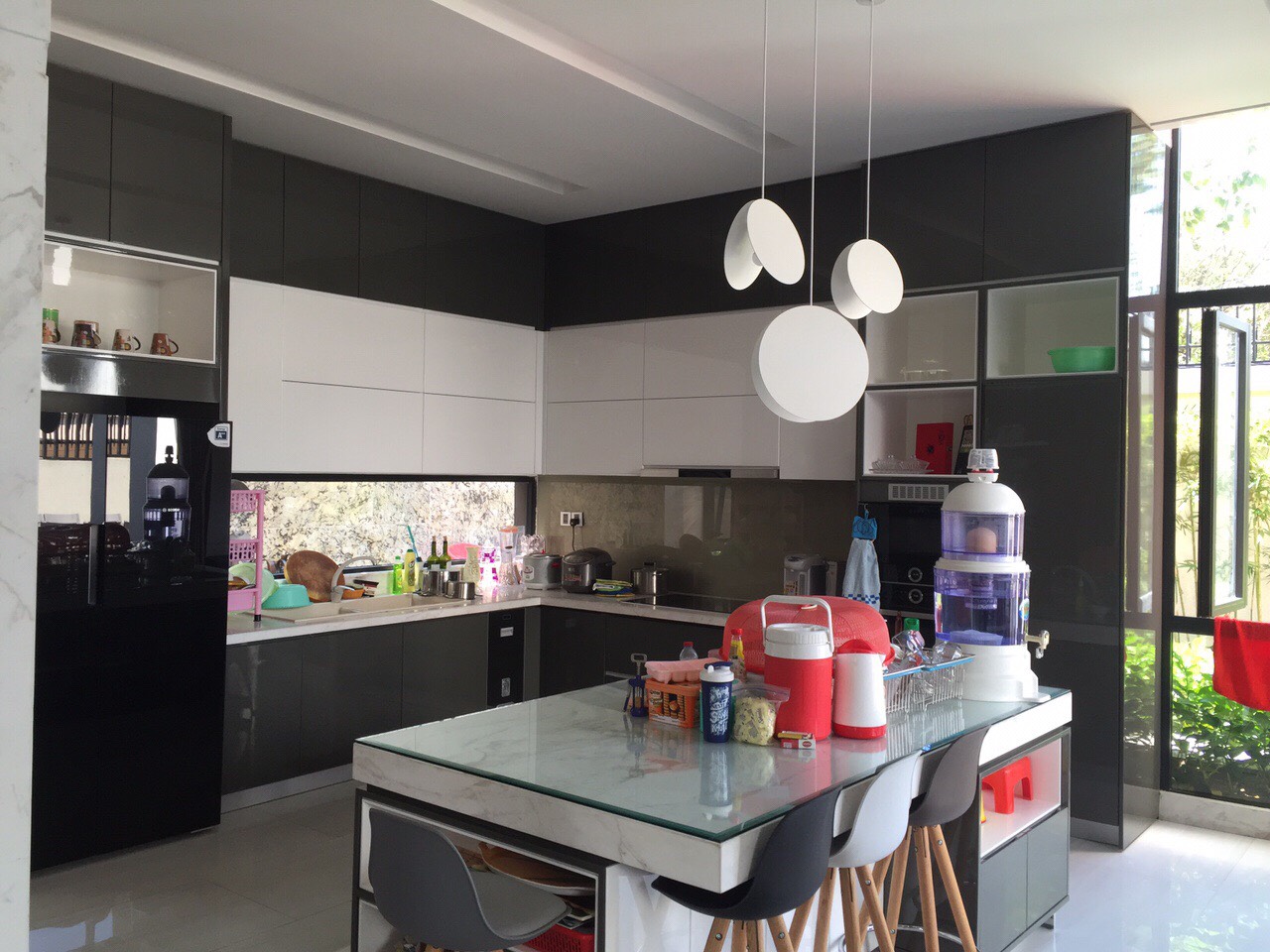 Thi công tủ bếp acrylic hiện đại, tiện nghi